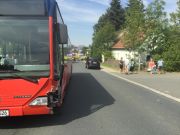 Verkehrsunfall zwischen Bus und PKW